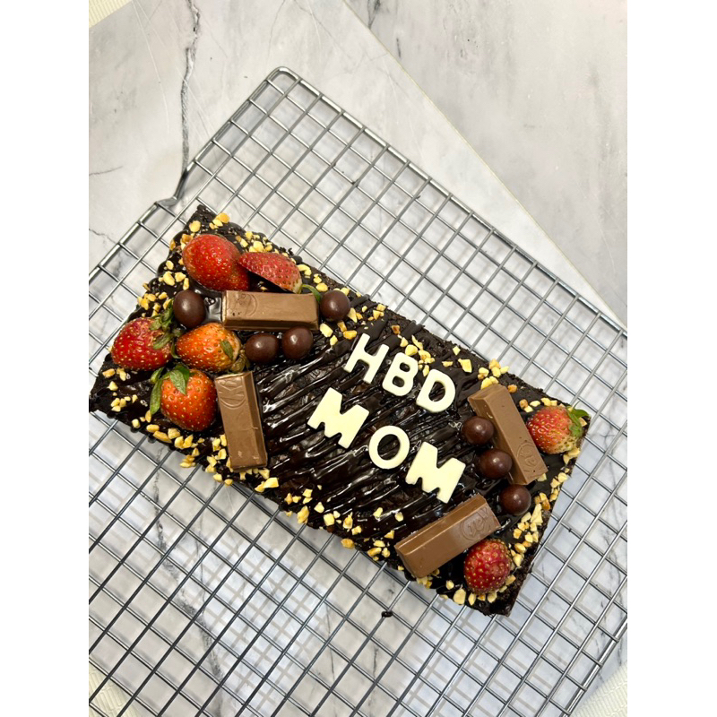 

FUDGY BROWNIES WITH PREMIUM BUTTER