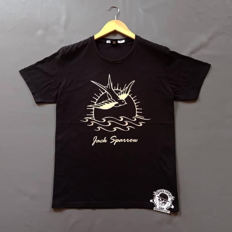 Kaos Jack Sparrow pirates caribbean disney x uniqlo