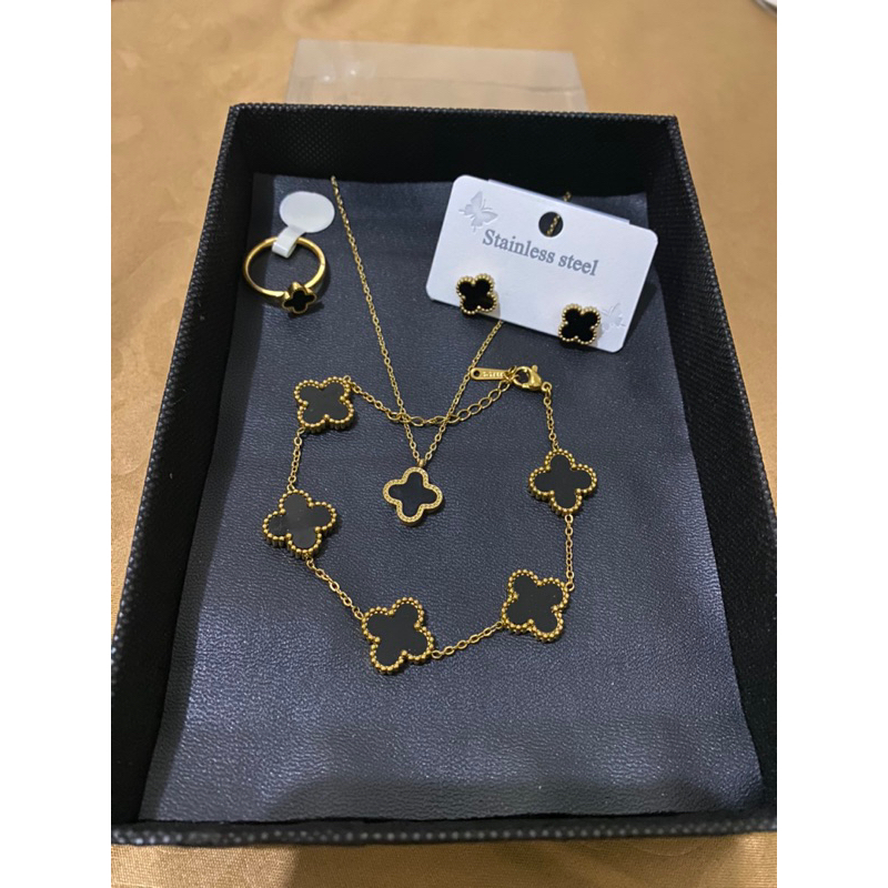 perhiasan wanita kalung set clover bahan titanium bali