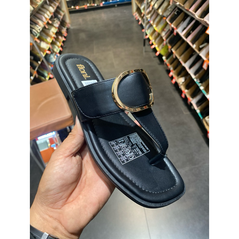 Fioni Topsy Sandal Flat Hitam Wanita