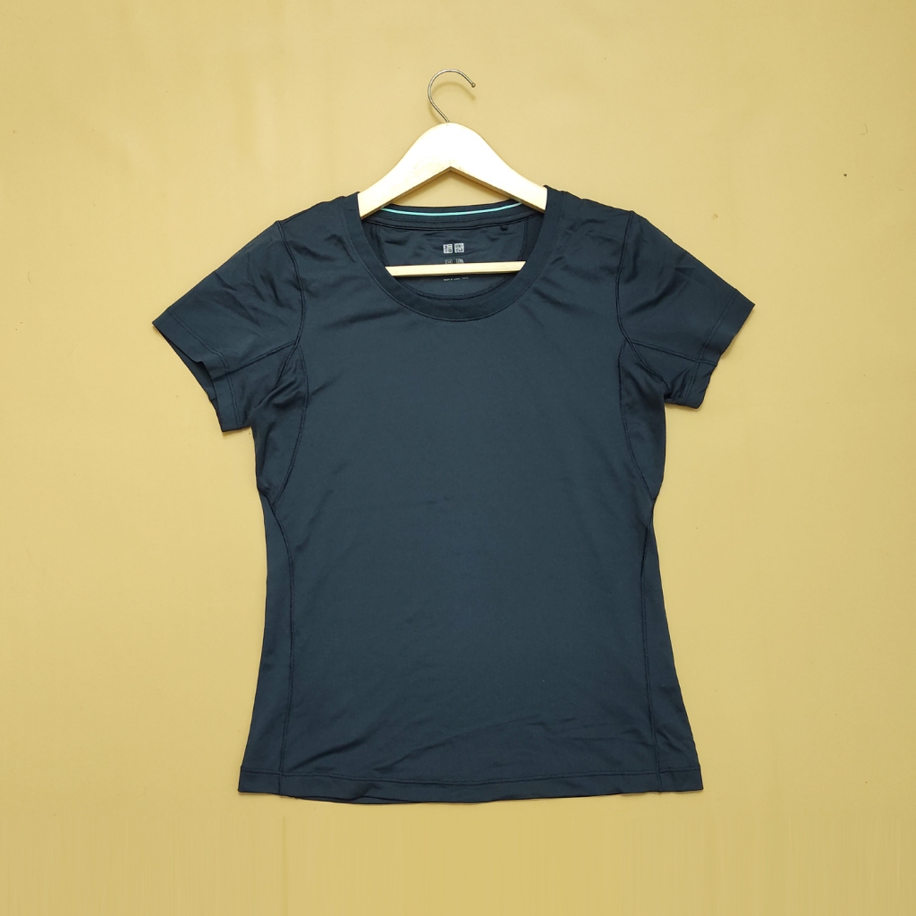 Uniqlo 59x43 Kaos Sport Wanita