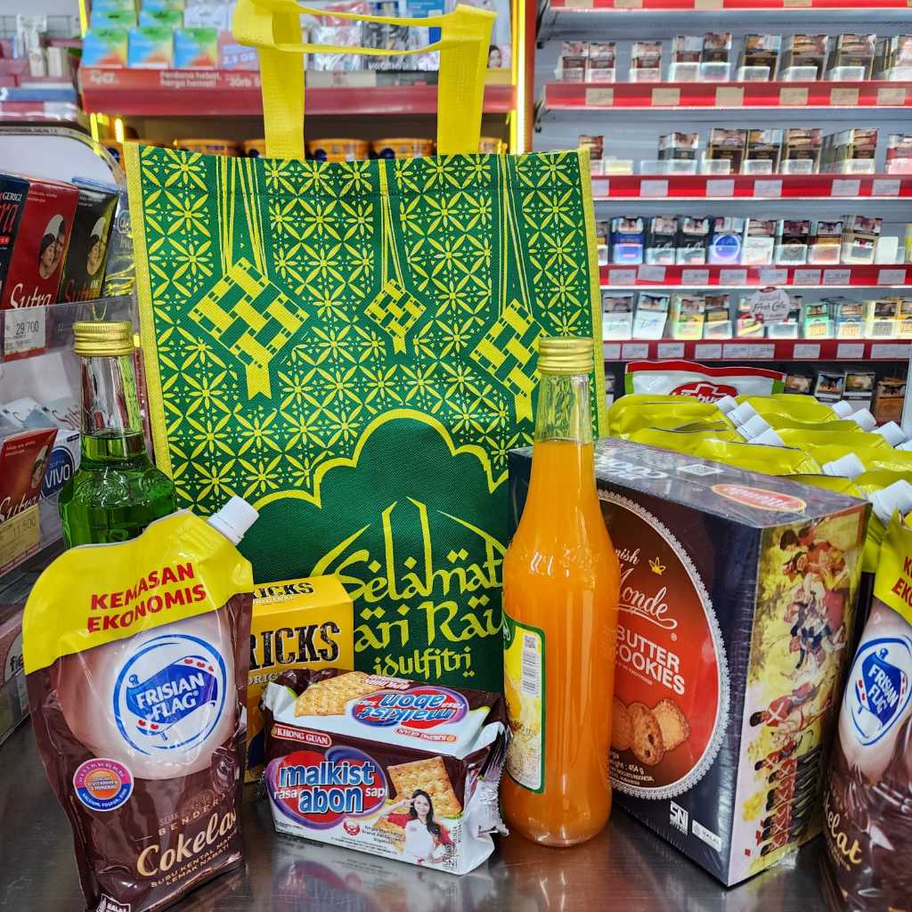 

Tas Souvenir Parcel Lebaran/Tas Sponbon Lebaran / Goodiebag Idul Fitri Ukuran 30x40 dengan alas tapakTas Lebaran Hantaran Model Jahit