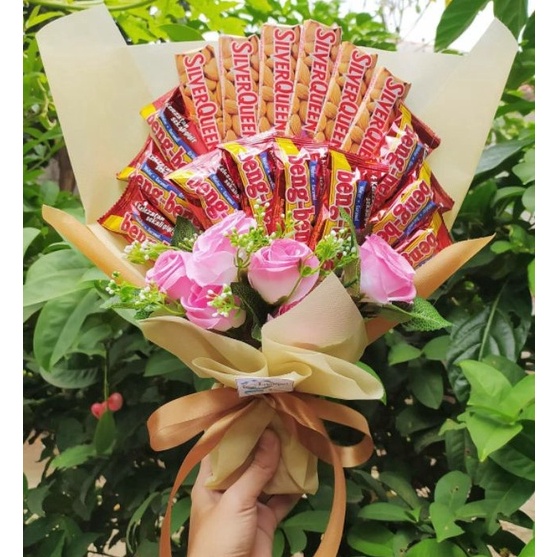 

Penjualan TerbaikCOD S Buket Silverqueen plus bengbeng bunga cantik MEWAH ELEGAN SPESIALpaketbingkisan Snack Ulang TahunUltah WisudaKadoHadiah