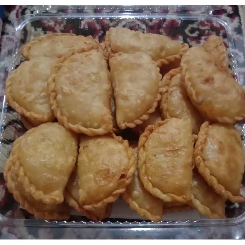 

pastel goreng isi kentang wortel telur