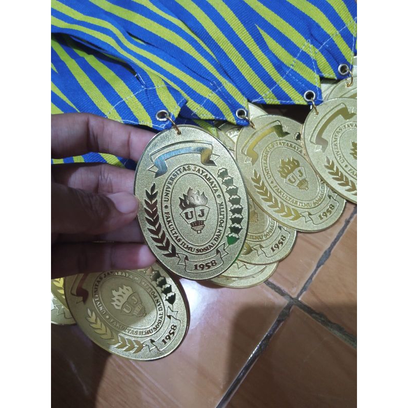 Medali emas perak perunggu.