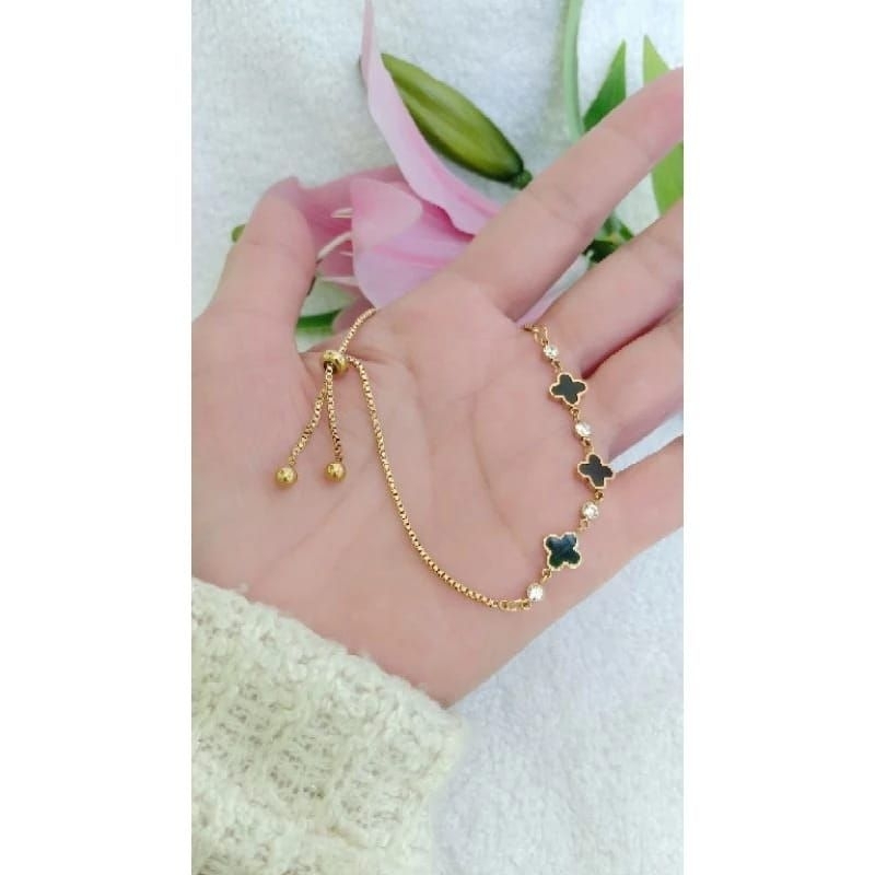 gelang tangan serut titanium clover mata hitam