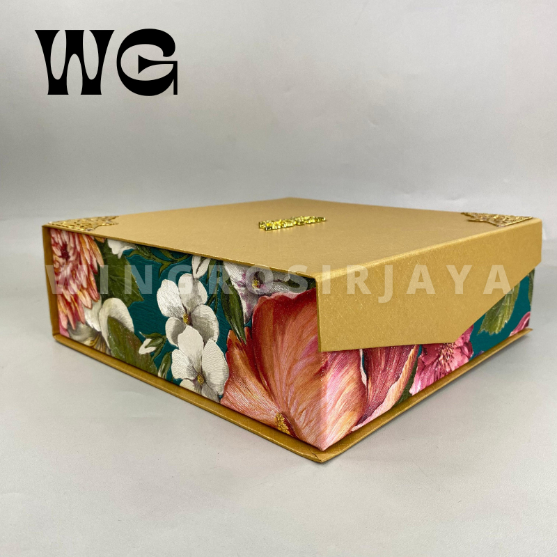 

Box Lebaran Persegi Gold Flower / Hampers Kue Lebaran Tulisan Idul Fitri / Box Kue 4 Toples 250Gr