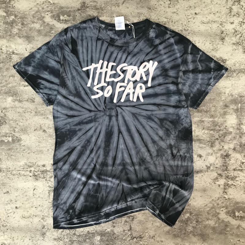 Kaos Band The Story So Far Official Merchandise ‘Tye Die Script’