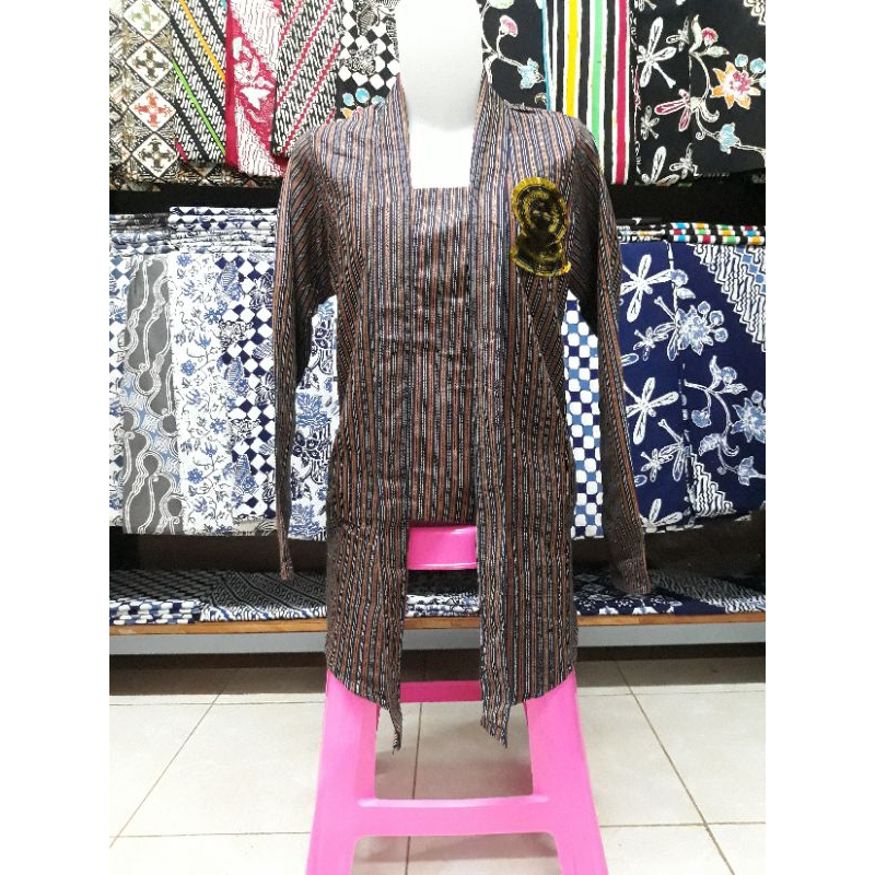 KEBAYA LURIK WANITA DAN SURJAN PRIA