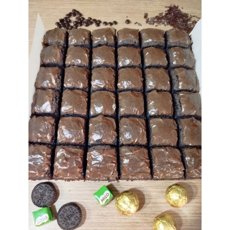 

RB BROWNIES FUDGY CLASSIC 20x20cm FRESH 100%(TANPA TOPING)