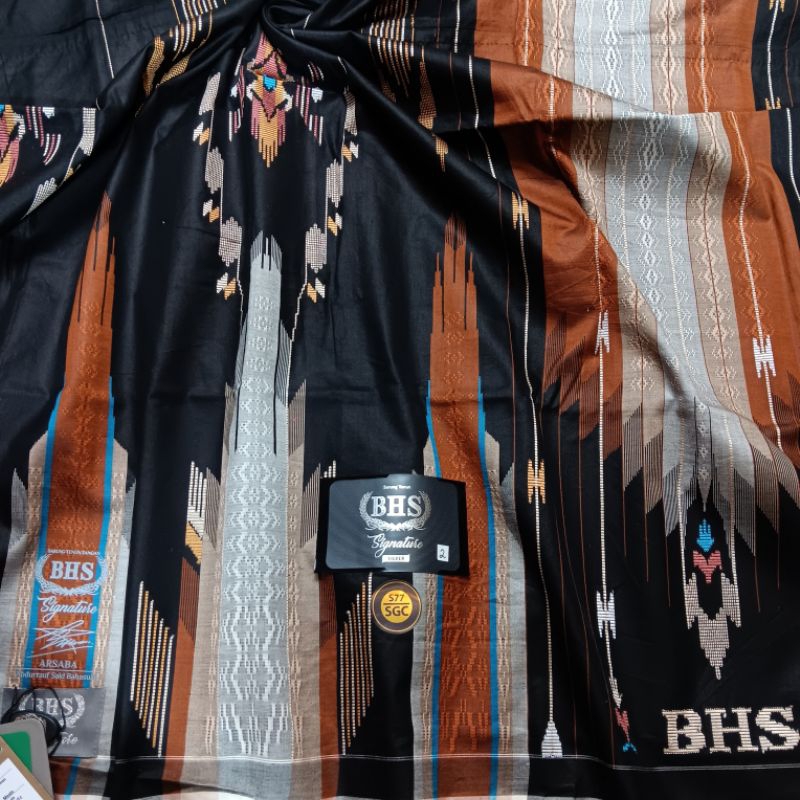 SARUNG BHS SIGNATURE SILVER S77 SGC HITAM 2