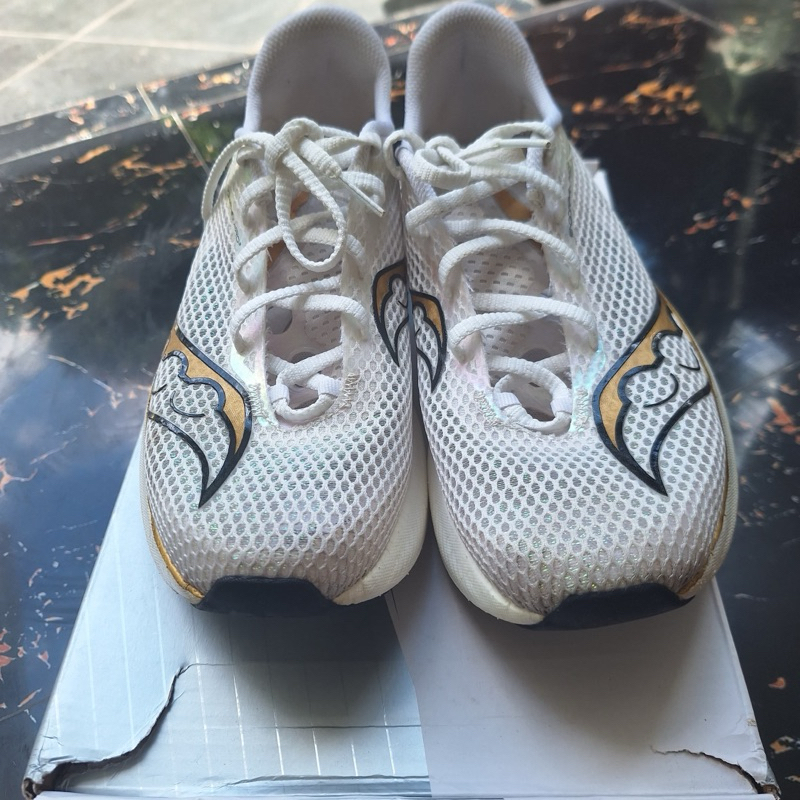 sepatu lari saucony endorphin pro 3 white gold original 100%