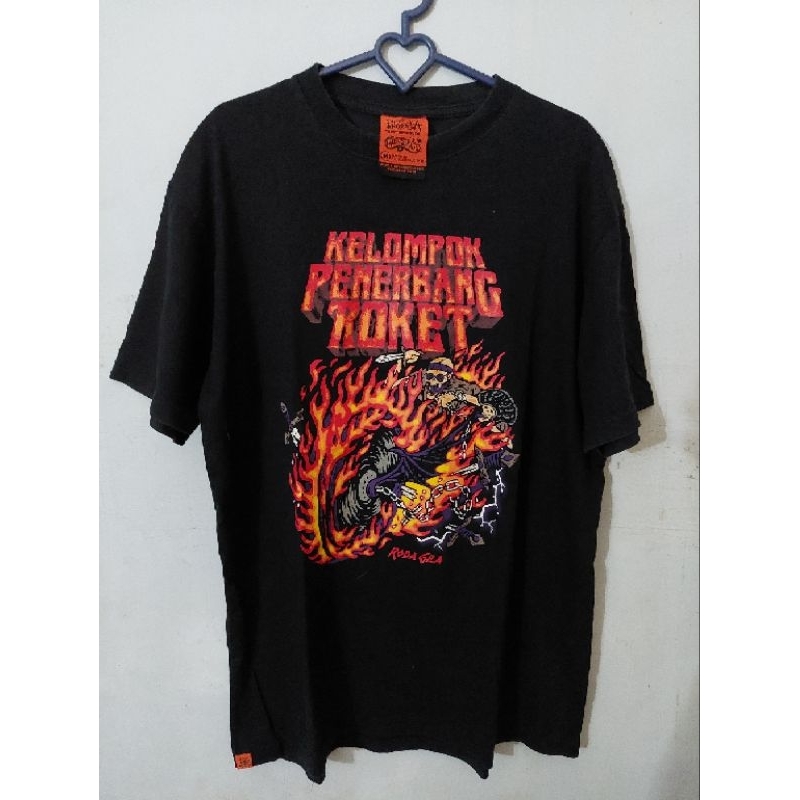 Tshirt Kelompok Penerbang Roket - Roda Gila Official Merch Berita Angkasa