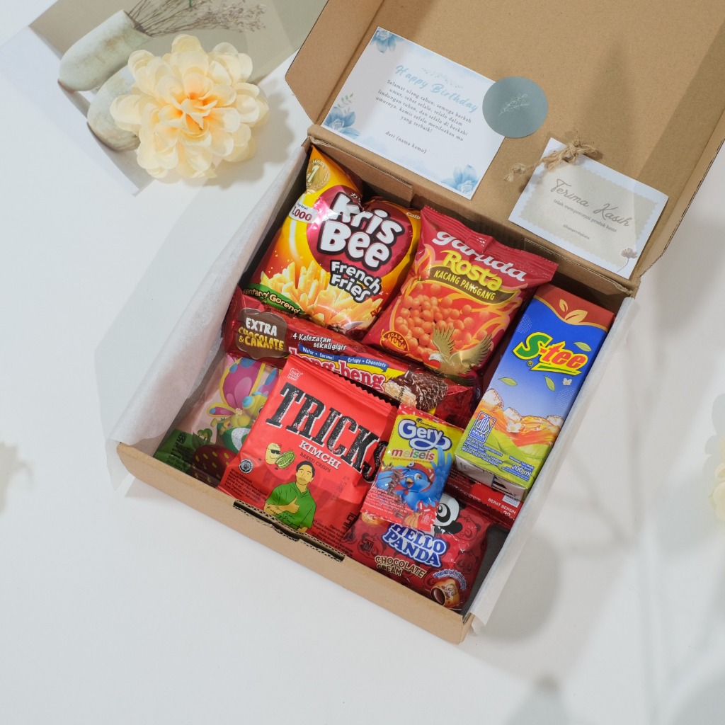 

HAMPERS SNACK MERAH GRATIS CETAK FOTO DAN KARTU UCAPAN