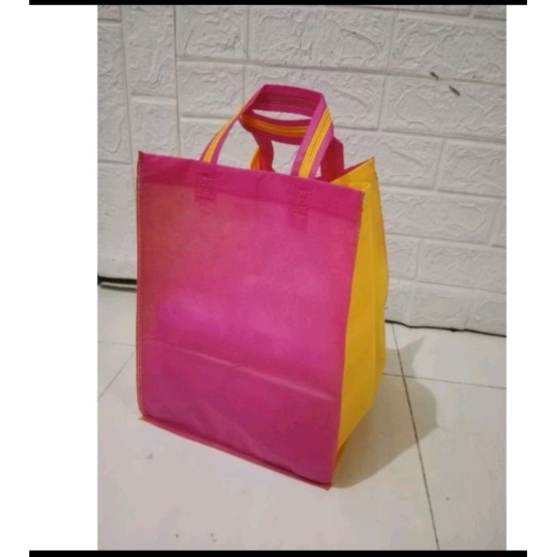 

TAS BERKAT KOTAK NASI 22 22 POLOS