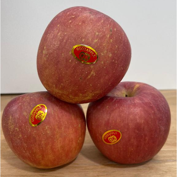 

APEL FUJI IMPORT PER 1 KG FRESH APPLE RED FUJI FRESH IMPORT SEGAR PREMIUM SUPER