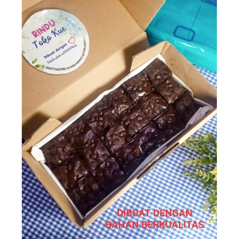 

Fudgy Brownies Dark Chocolate Topping Choco Chips ukuran 20×10 cm