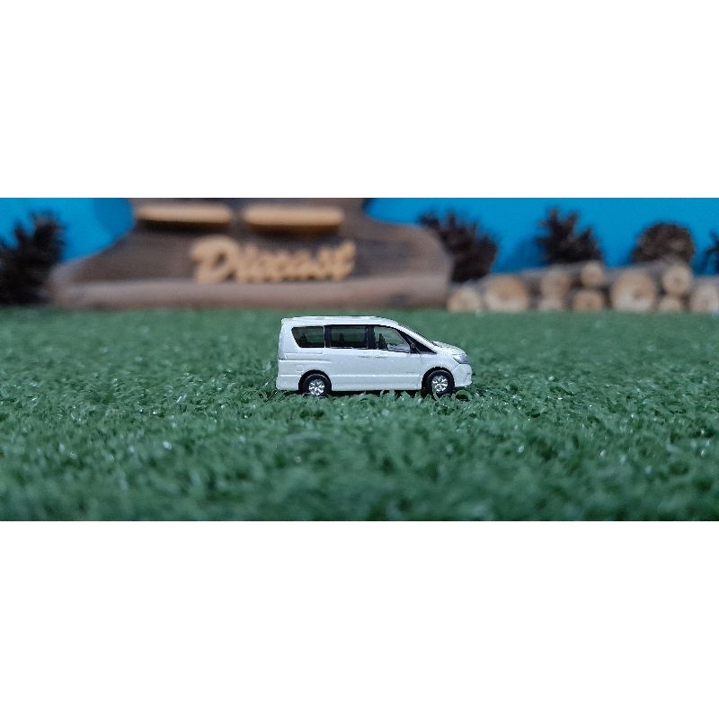 Diecast Miniatur Nissan Serena putih skala 1:150