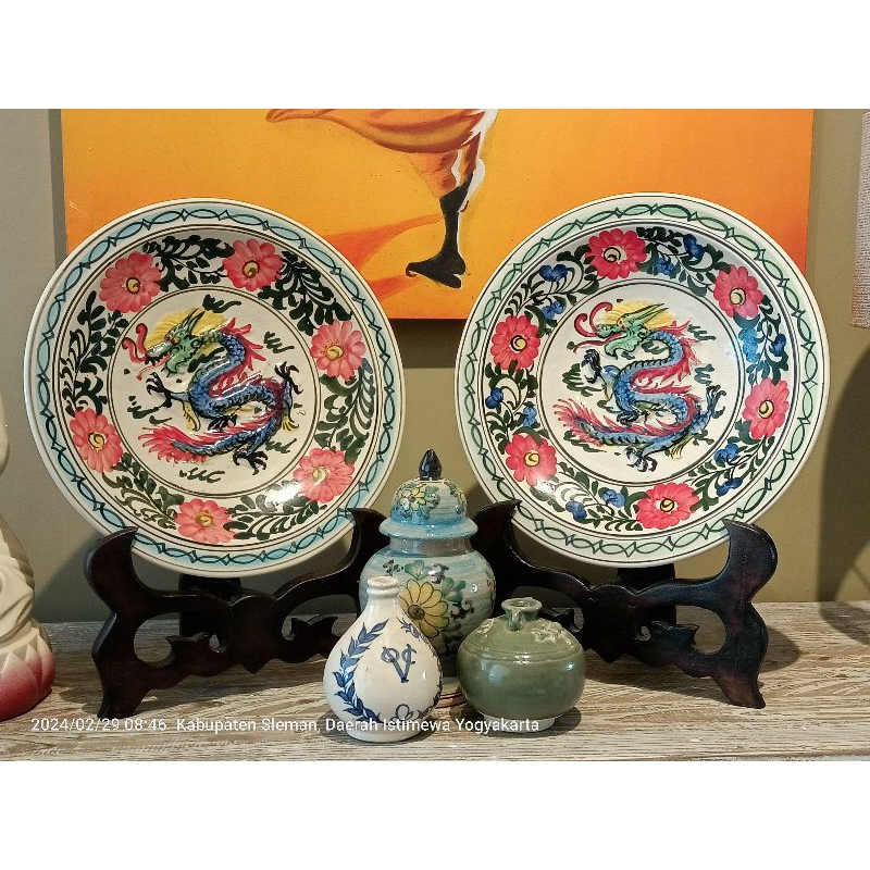 dua buah piring keramik lukis motif naga timbul