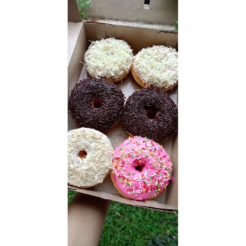 

donat premium jumbo isi 6/ pluffy dan enak, pesan hari ini kirim besok