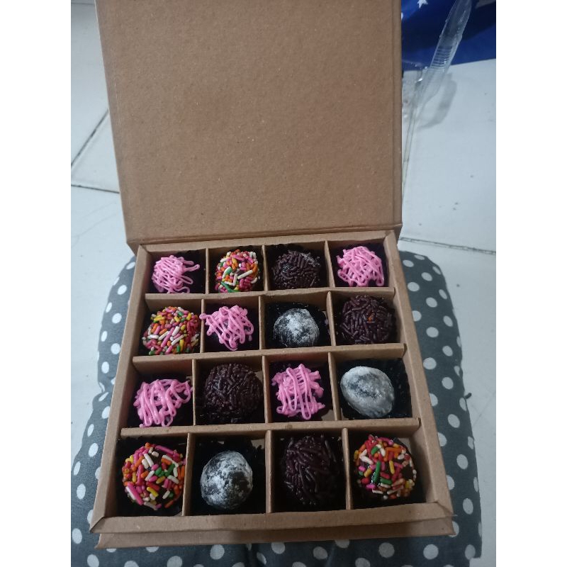 

nyoklat - chocho ball hampers isi 16 - bola bola coklat - hampers lebaran