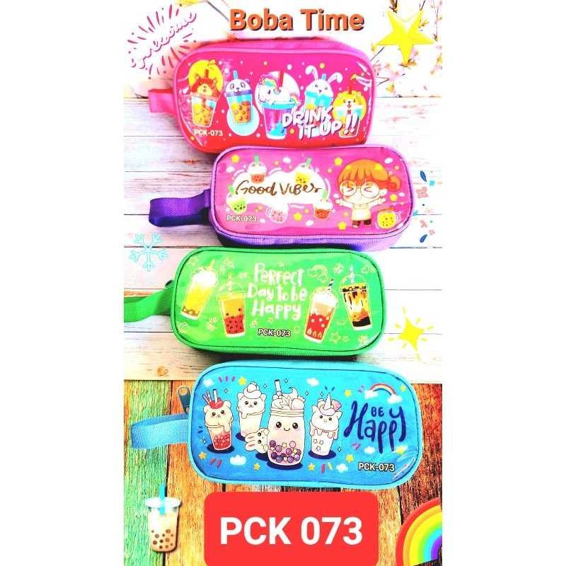 

Kotak Pensil Kain Resleting Size Besar BOBA BEAR Size Besar pck039 pc1072 PCk 073