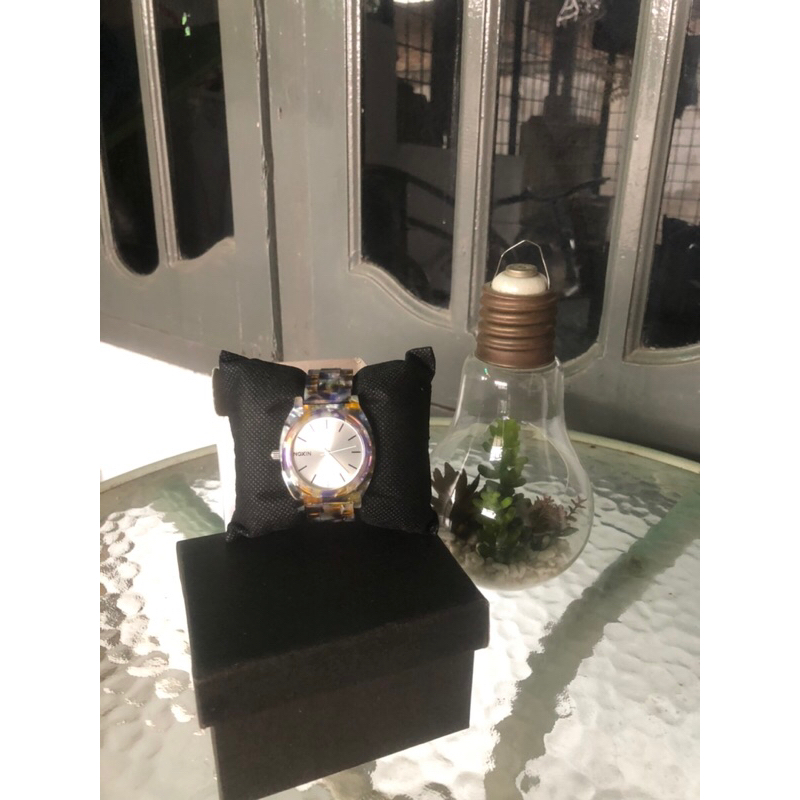 Nixon time teller