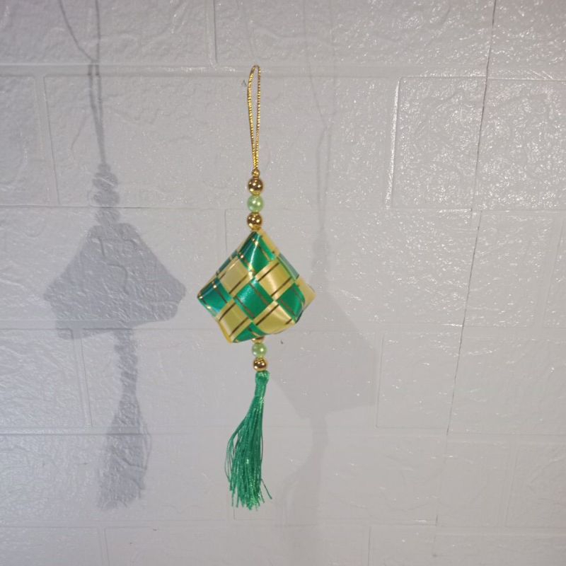 

GANTUNGAN KETUPAT UKURAN SEDANG AKSESSORIS LEBARAN