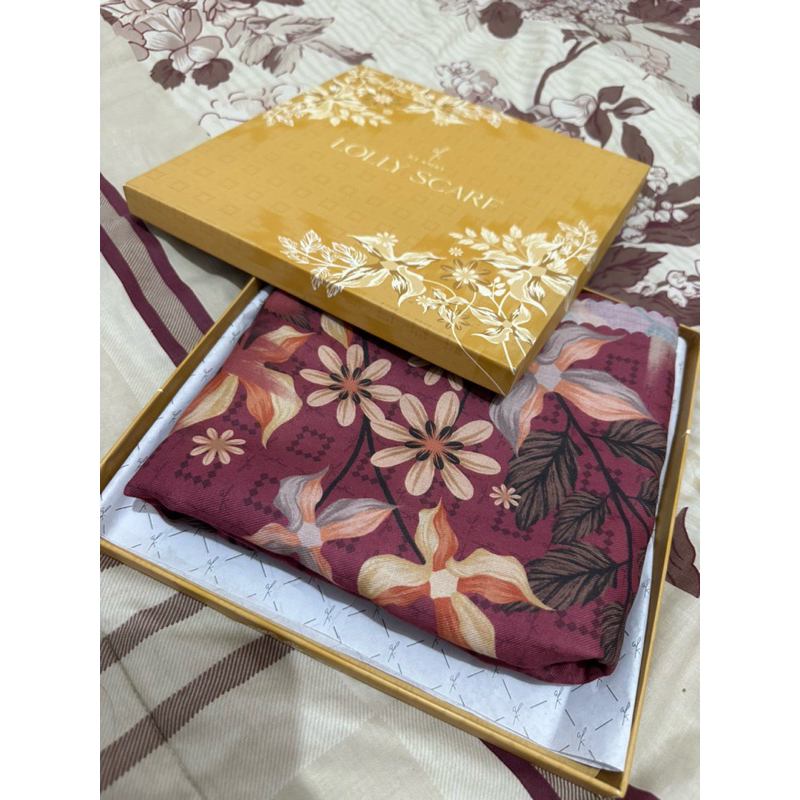 lolly scarf wearing klamby