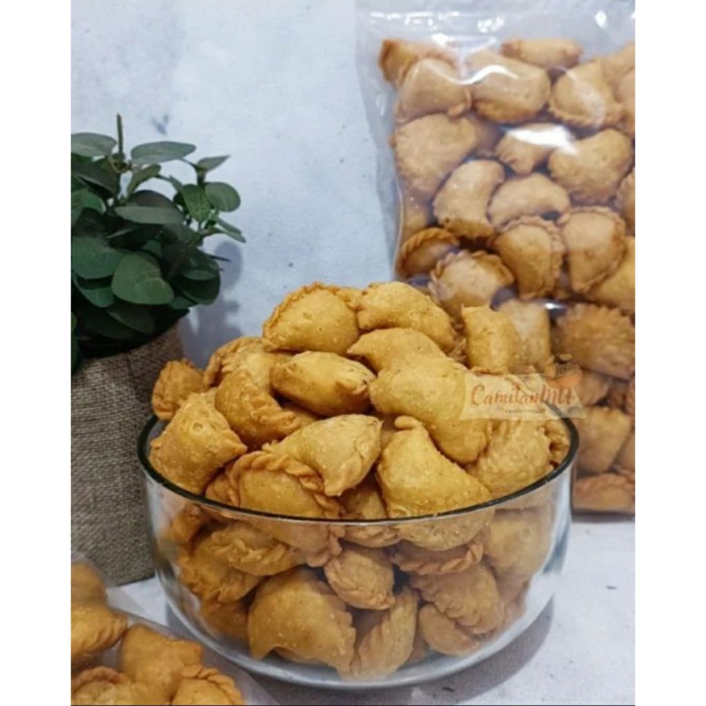 

SNACK CAMILAN PASTEL ABON PREMIUM RENYAH GURIH (BERAT +/- 150 GRAM)