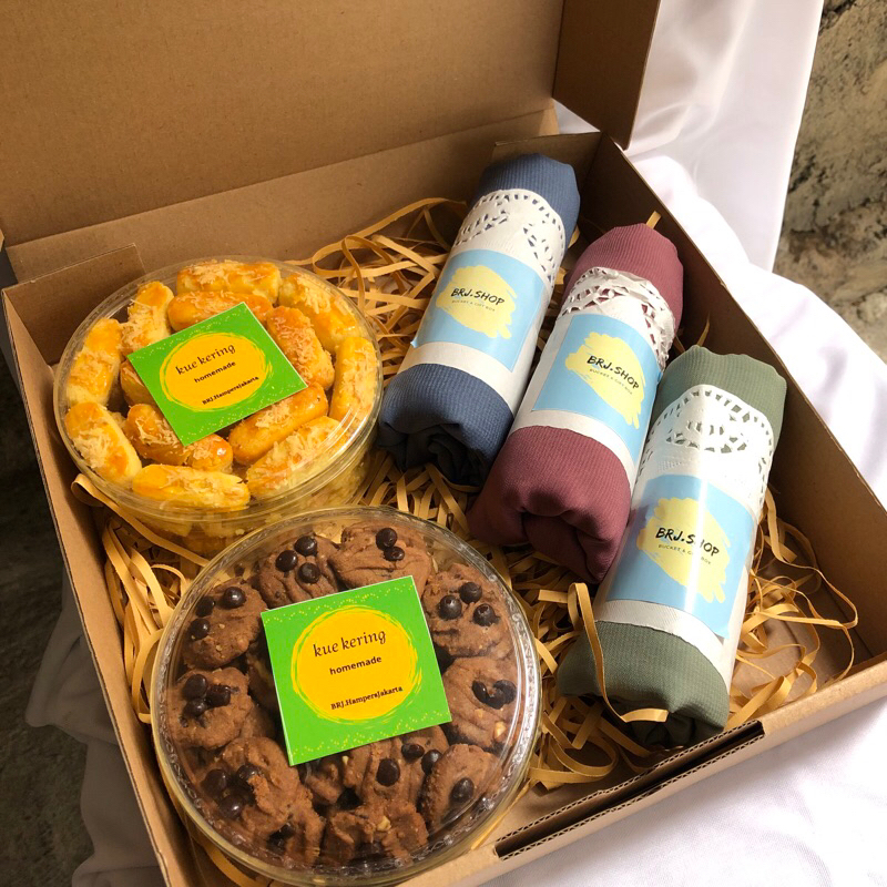 

HAMPERS KUE KERING HOME MADE 250gr & HIJAB 3pcs LEBARAN IDULFITRI 2025