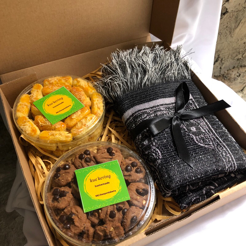 

HAMPERS 2 PCS KUE KERING HOME MADE 250gr & SAJADAH HAMPERS LEBARAN IDUL FIRTI 2025