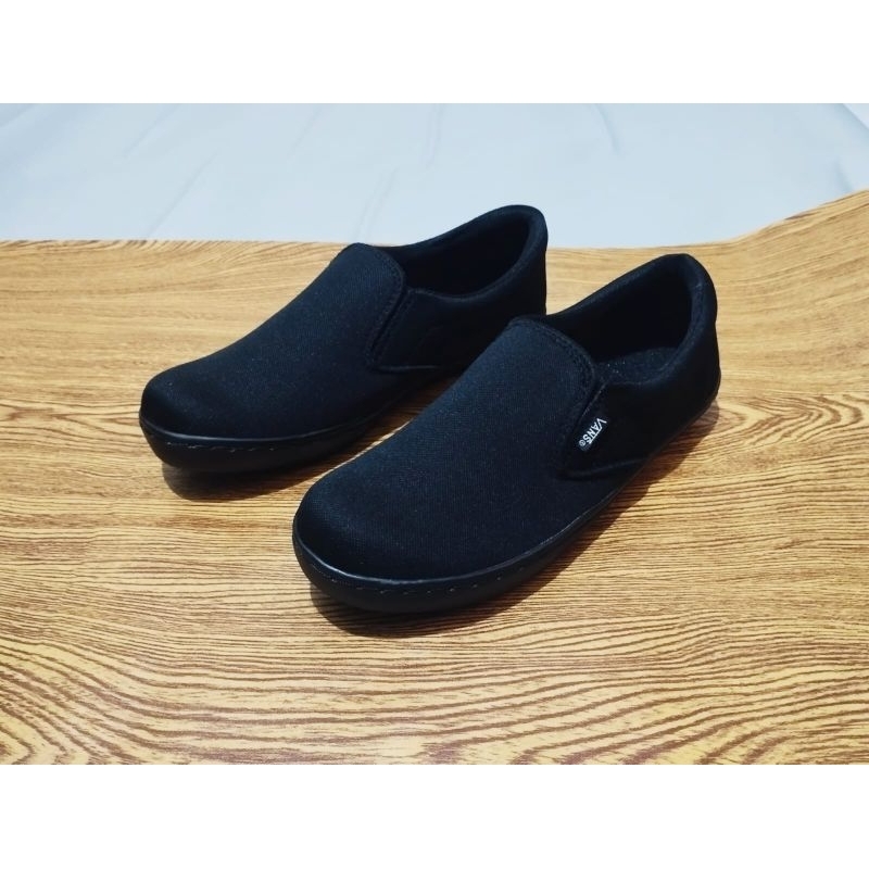Slip on Hitam Polos Sepatu Sneakers Casual Pria Tanpa Tali Terbaru