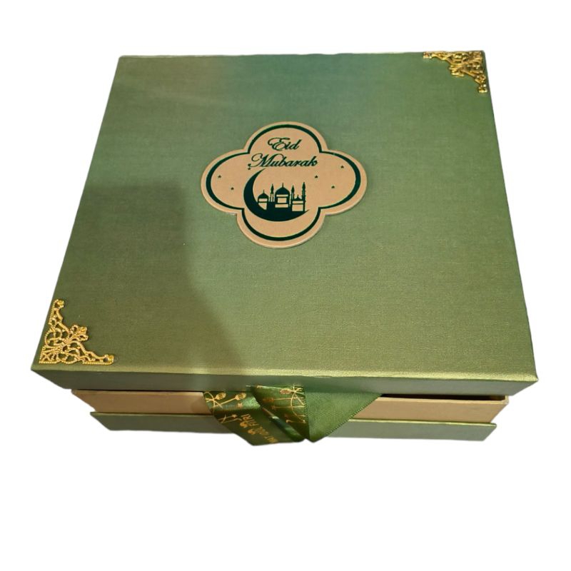 

Hardbox Lebaran/Idul Fitri Model Pita ukuran 22x22x8