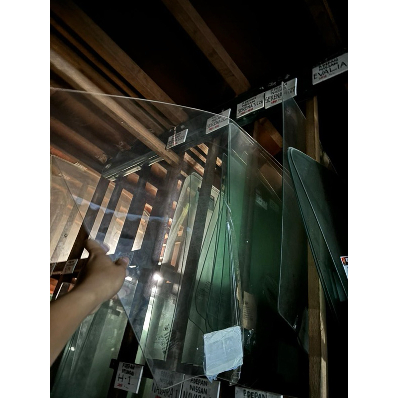 KACA PINTU DEPAN NISSAN SERENA C24