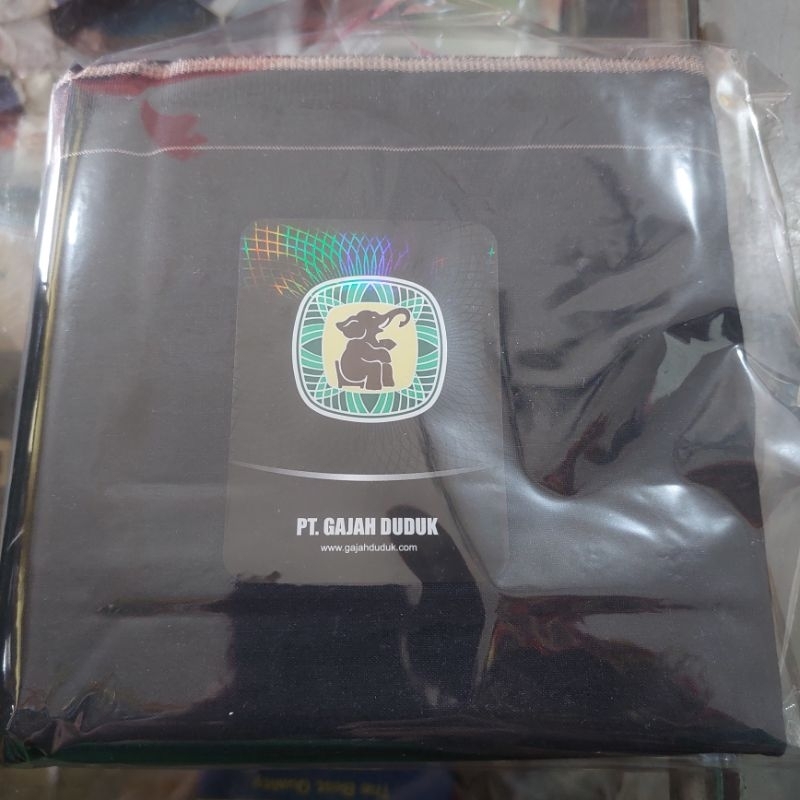 sarung cap gajah duduk