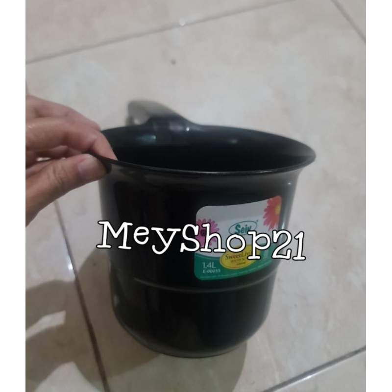 gayung mandi hitam 1,4 liter/Gayung hitam 1,4 liter