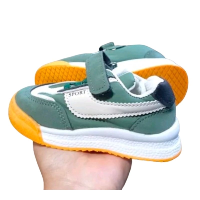 PRELOVED Sepatu Sneaker Anak