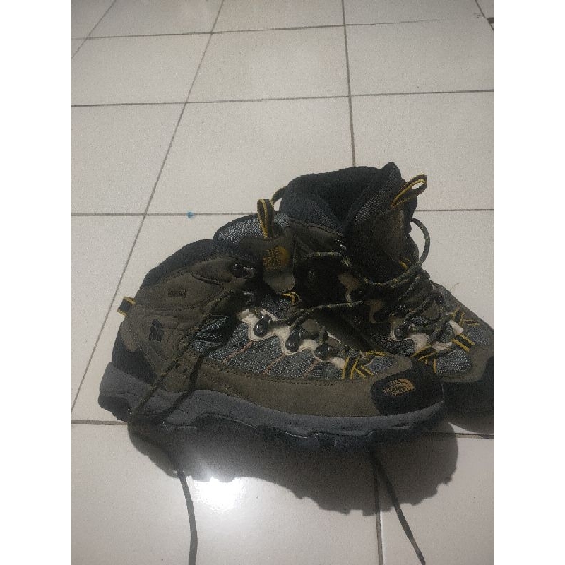 SEPATU GUNUNG THE NORTH FACE SECOND