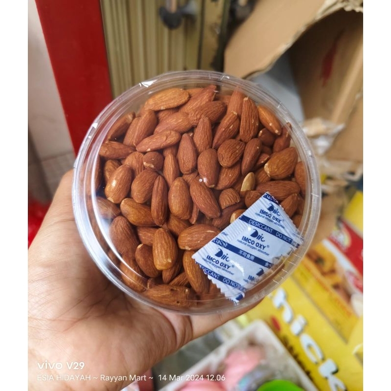 

Kacang Almond