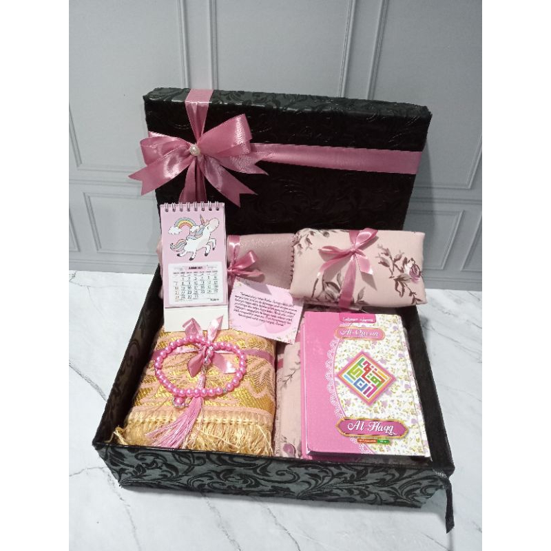 hampers mukenah, sajadah, hijab, alquran mini