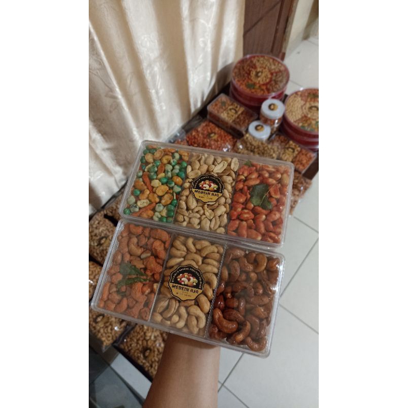 

Kacang mede dan kacang tanah toples sekat 3 dan sekat 5