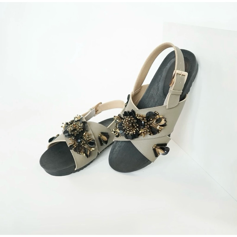 Pvra Sandal Wanita Cavvami Ash Signature