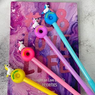 

Pulpen Gel Donut Unicorn Polar bear LUCU CUTE tinta hitam Harga MURAH / Bolpen Gel DONAT Unicorn SUPER IMUT Ready 4 Varian Warna Alat Tulis Sekolah Anak Terlaris Bisa Grosir dan COD