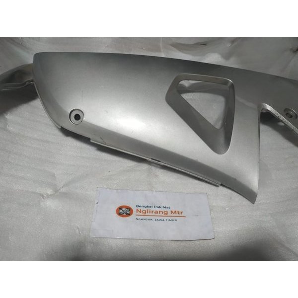 sayap kanan dalam Supra lama warna silver kode part 64400 kev 880fmh