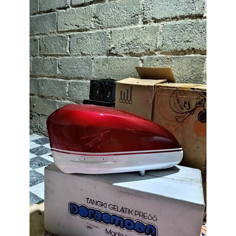 tangki cb100 pres doraemon warna merah lis putih
