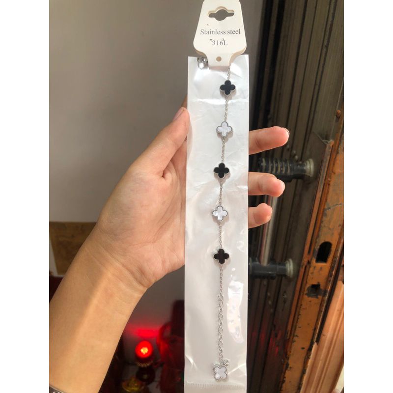 gelang titanium rantai clover hitam putih