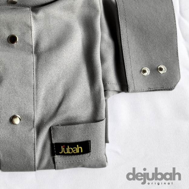 DeJubah - Jubah SUJA (Saudi & Kemeja) Jubah pria gamis dewasa berkerah kemeja dan lengan bermanset-ABU MUDA
