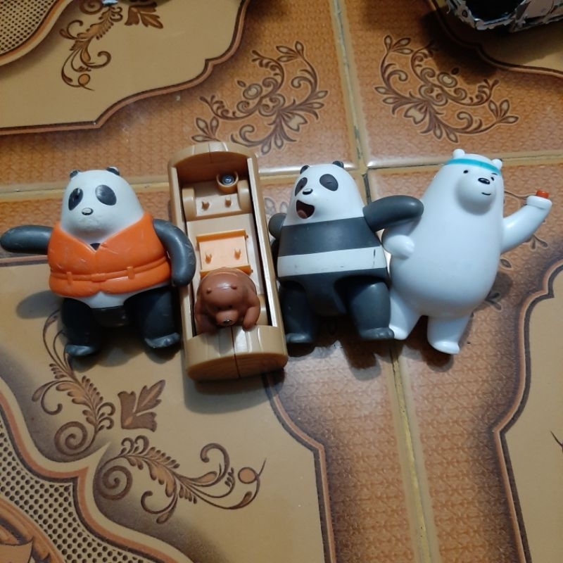 mainan / figure dikoleksi we bare bears naik perahu dll