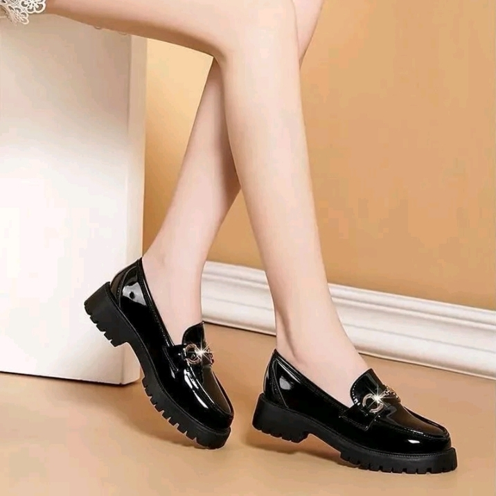 CUCI GUDANG SEPATU KERJA PANTOFEL WANITA HITAM KARET SEPATU DOCMART WANITA KASUAL KOREA HITAM OXFROD